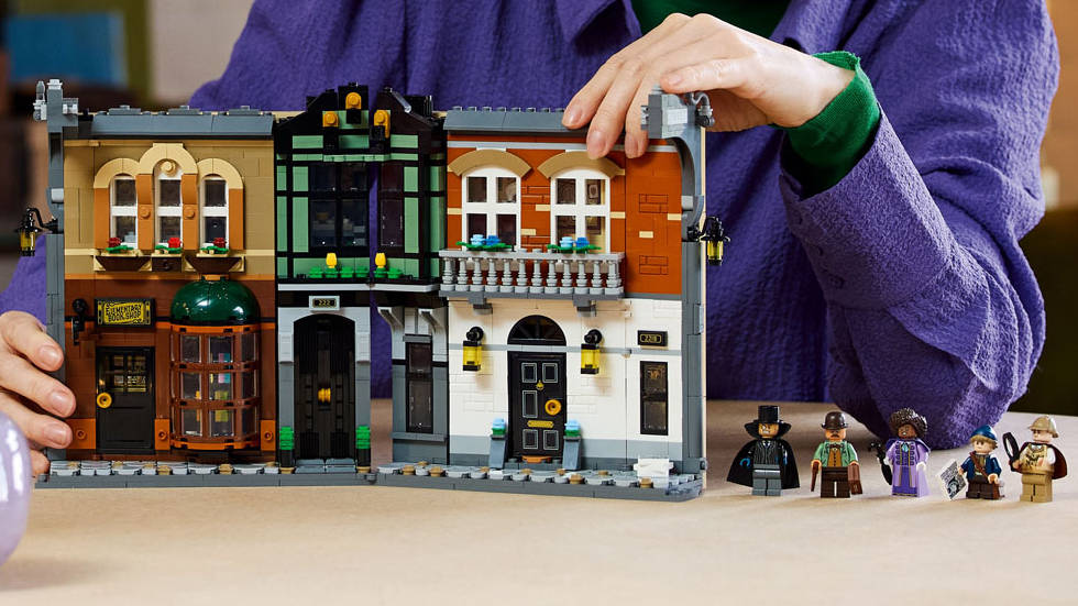 LEGO Icons Sherlock Holmes: Book Nook (10351) - Unfolded set.